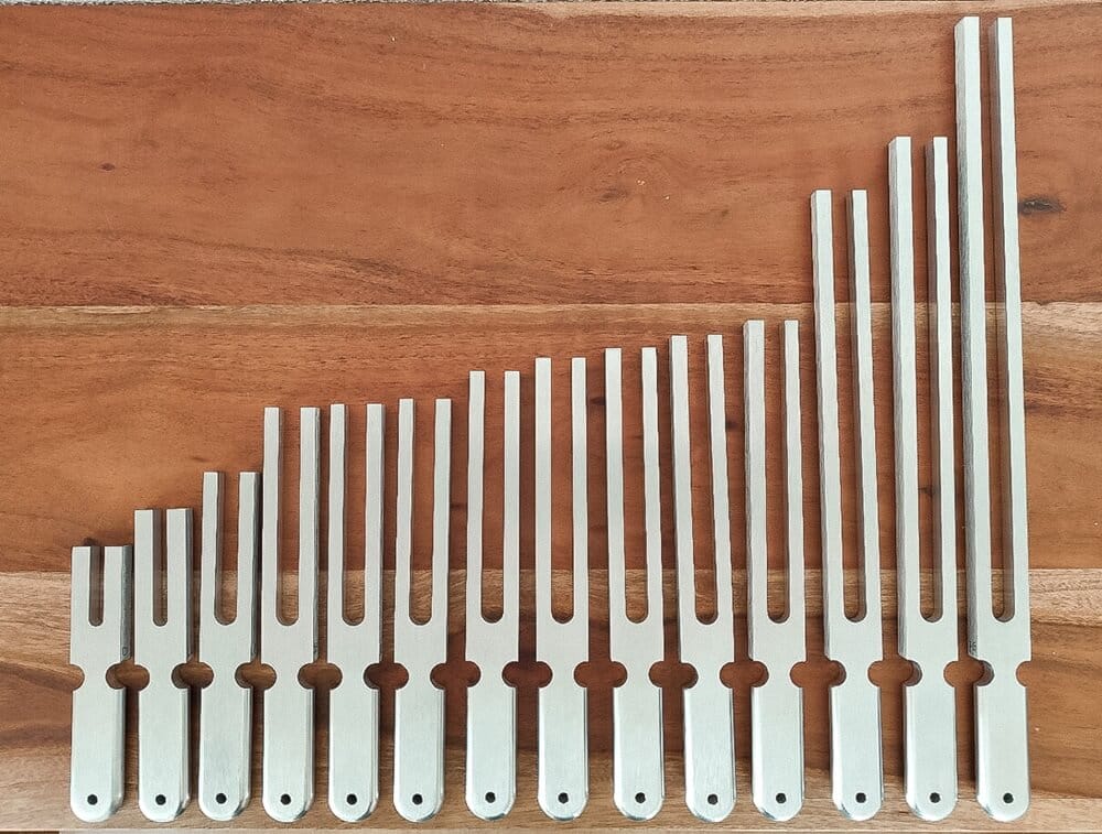 aufgereihte Klanggabeln im Aargau